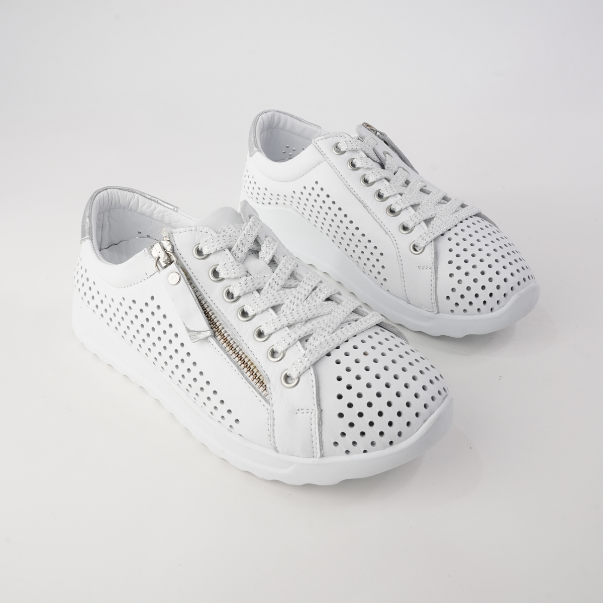 White Cabello EG256 sneakers with sleek design and lace-up closure, displayed on a neutral background.