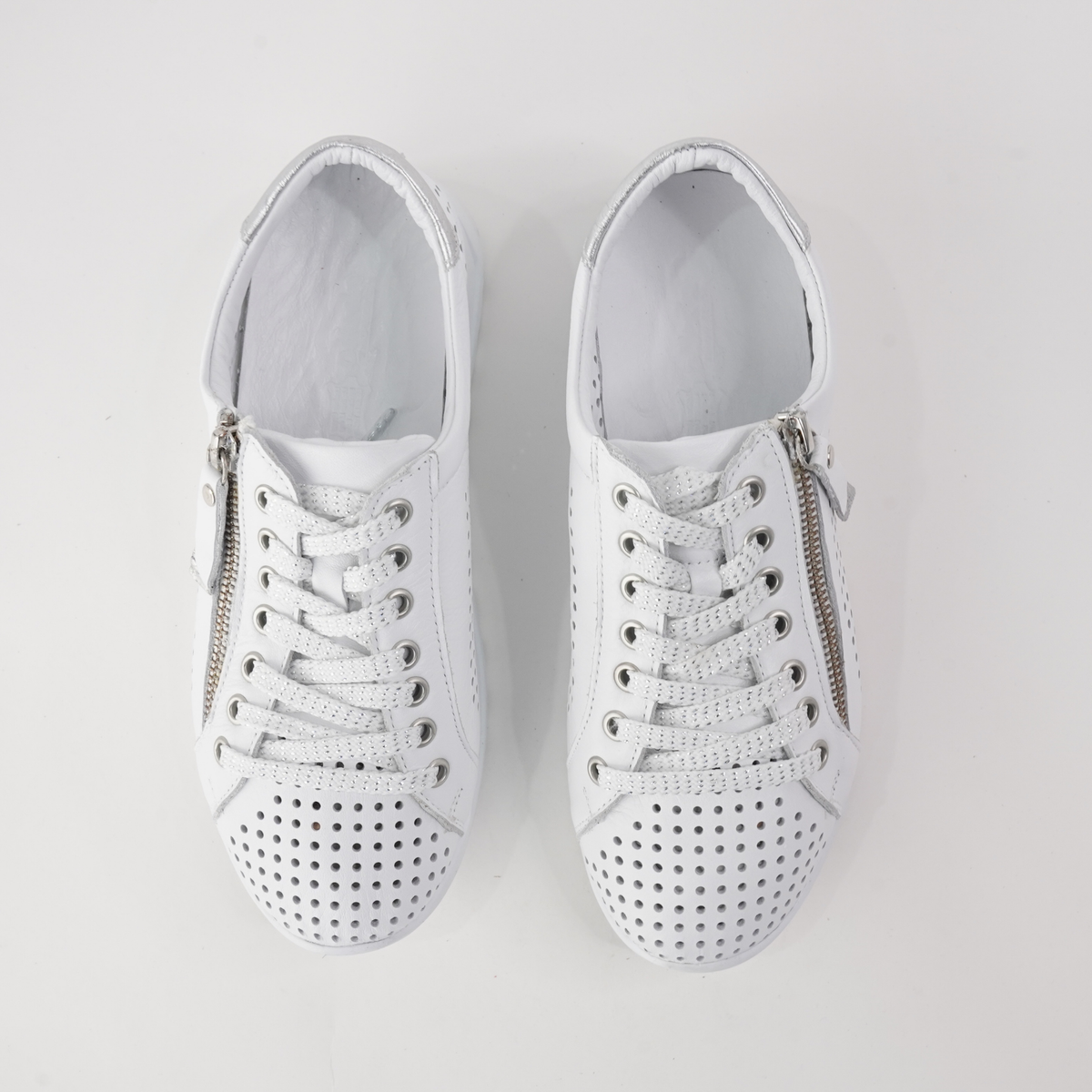 White Cabello EG256 sneakers with sleek design and laces, featuring a modern casual style for everyday wear.