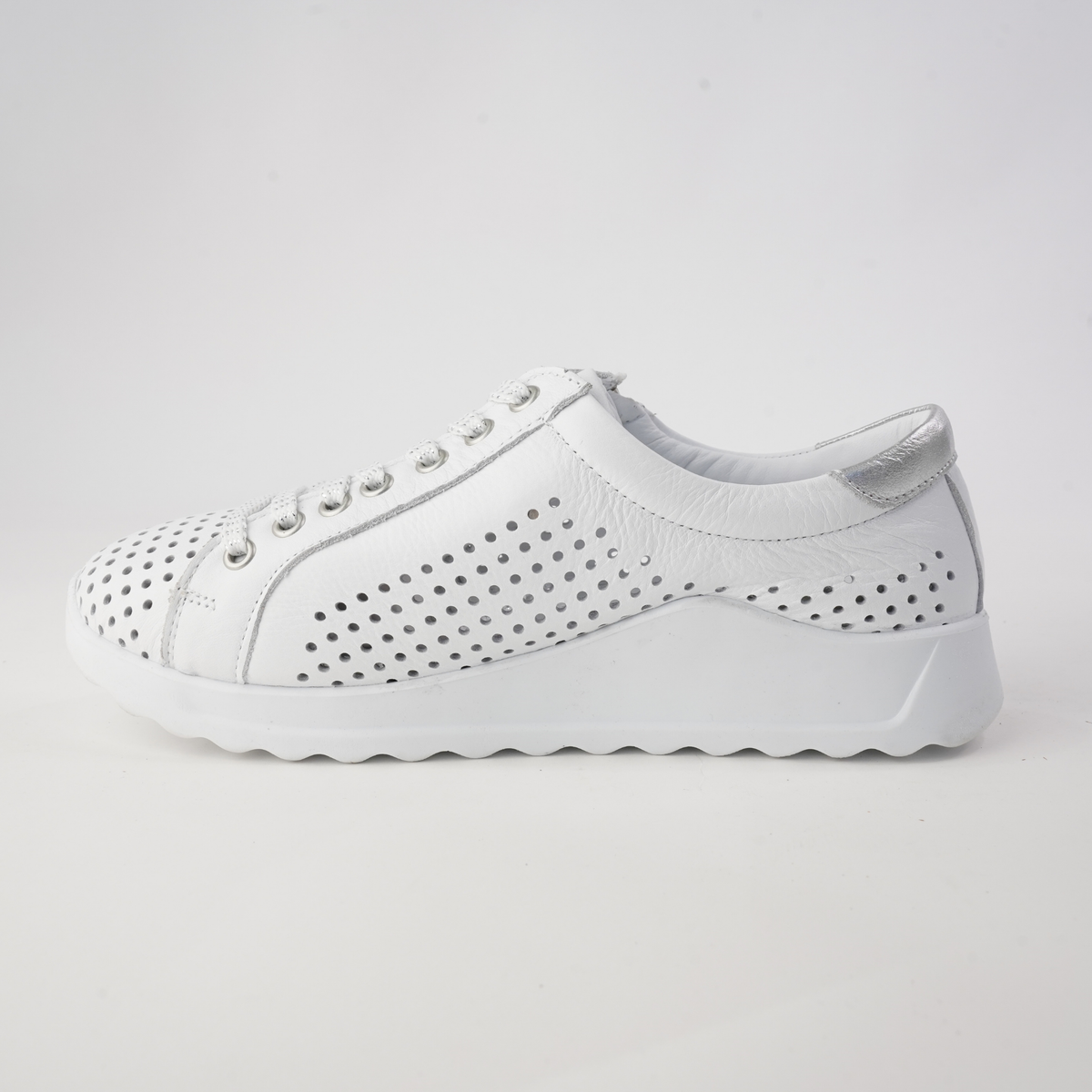 White Cabello EG256 sneakers with clean design and cushioned soles, showcasing a stylish and comfortable footwear option.