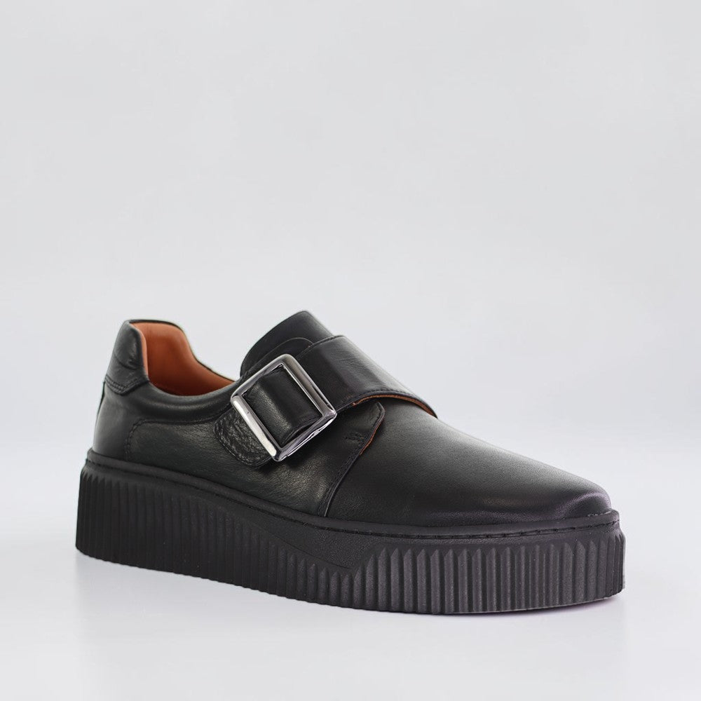 Le Sansa Philia black sneakers featuring a sleek design with laces and a comfortable rubber sole.