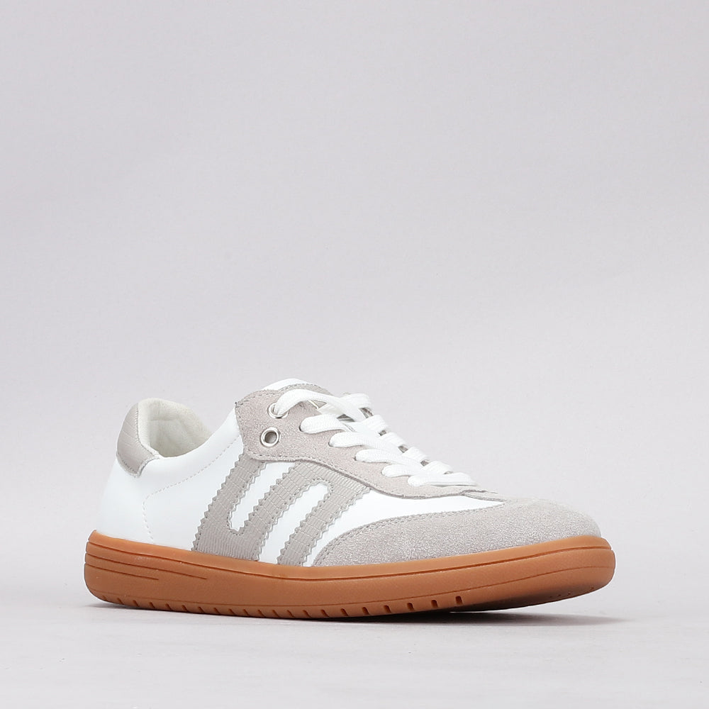 Le Sansa Juno white and light grey sneakers with sleek design and lace-up closure, perfect for casual and sporty looks.
