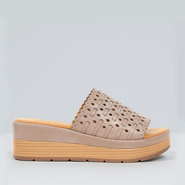 Le Sansa Russia slip-on hat featuring a stylish design and comfortable fit, shown in the image.