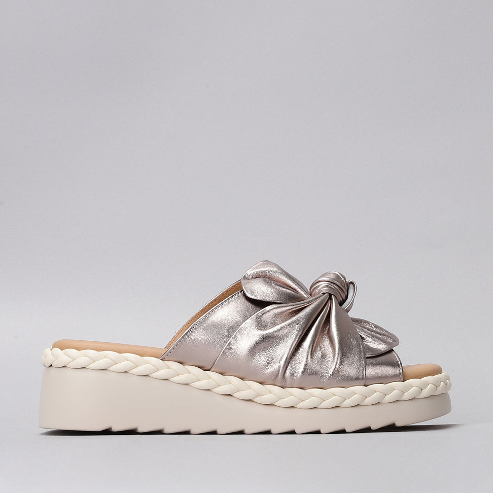 LE SANSA Eudore Champagne slip-on shoes with a sleek design and neutral champagne color, displayed on a plain background.
