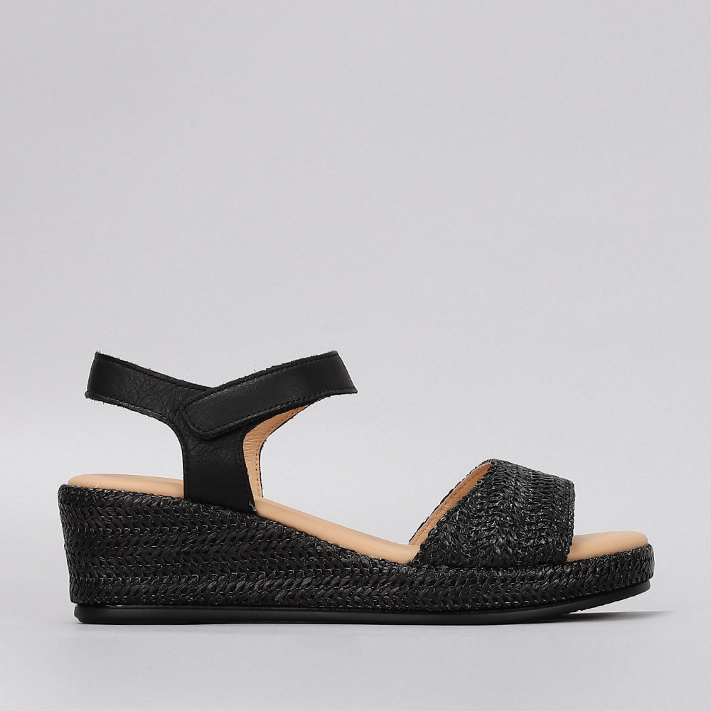 Le Sansa Pilia black sandals featuring strappy design and flat soles, ideal for casual summer wear.
