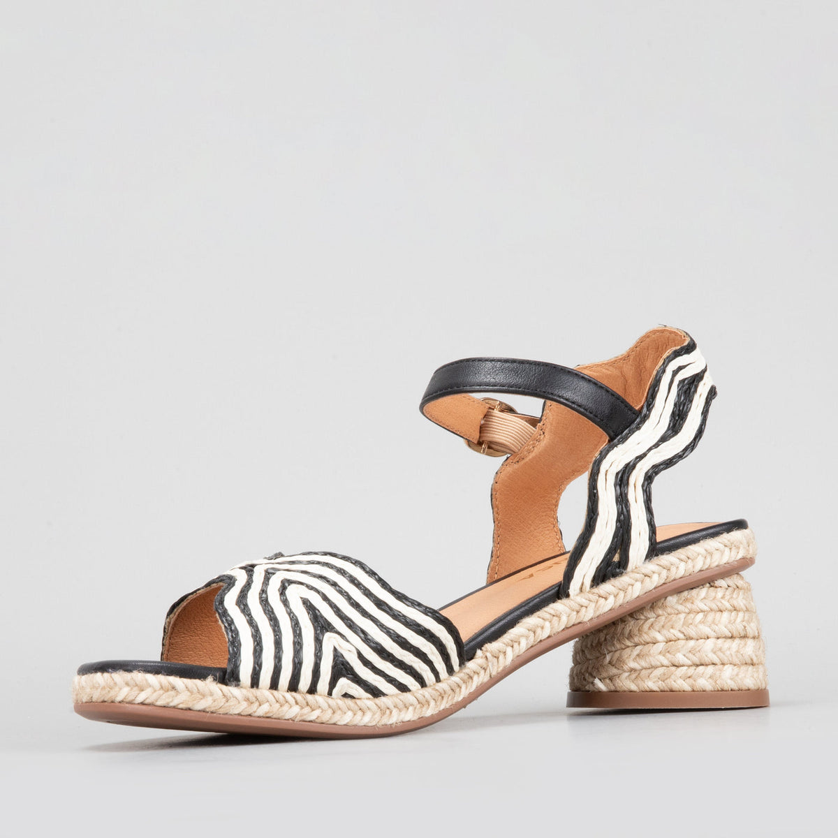Le Sansa Alys black and white sandals with stylish straps and open toe design, perfect for casual summer wear.