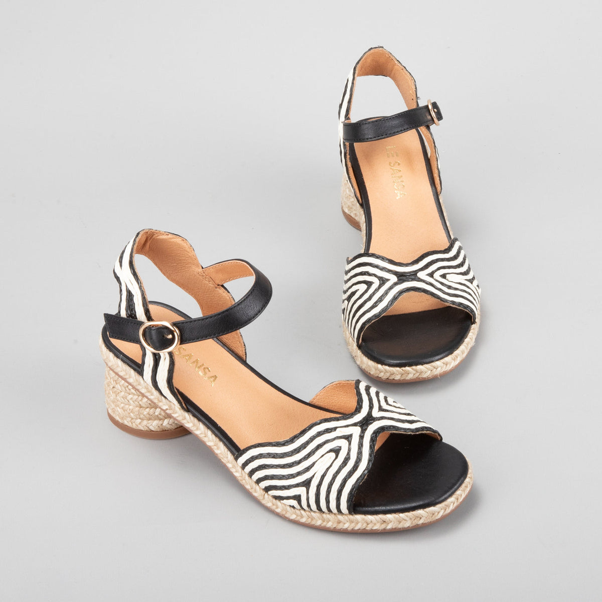 Le Sansa Alys black and white sandals with stylish straps and open toes, perfect for casual summer wear.
