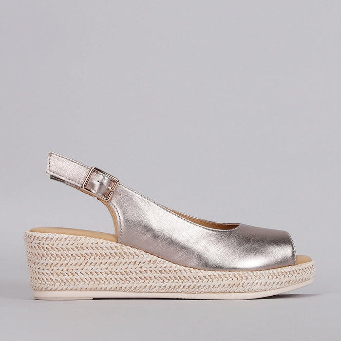 Le Sansa Petunia Champagne sandals with beige straps and small heel, stylish for casual or dressy occasions.