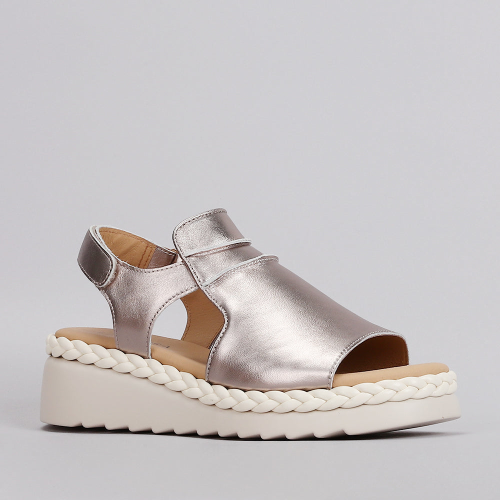 Le Sansa Sansa Emmeline Gold sandals with ankle straps and open toe design, featuring gold-colored leather for stylish summer wear.