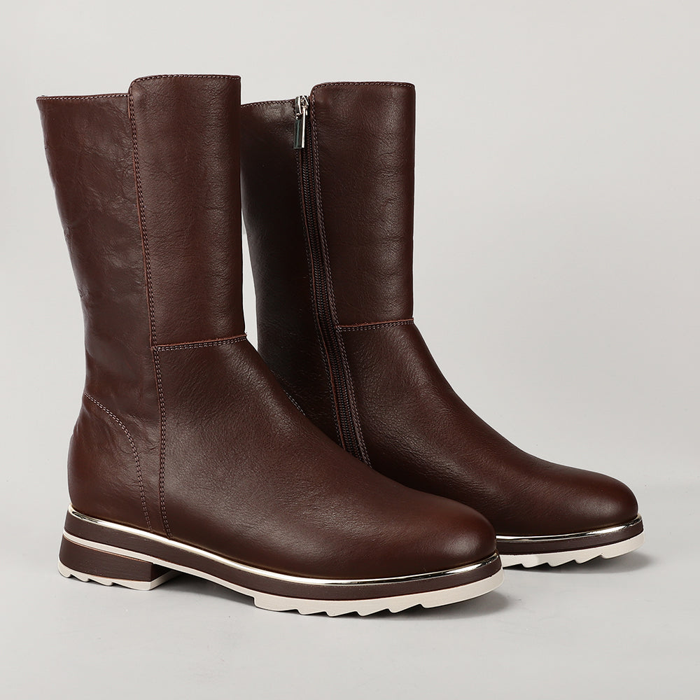 Le Sansa Buffy chocolate boots with ankle-high design, featuring a sleek leather finish and stylish laces.