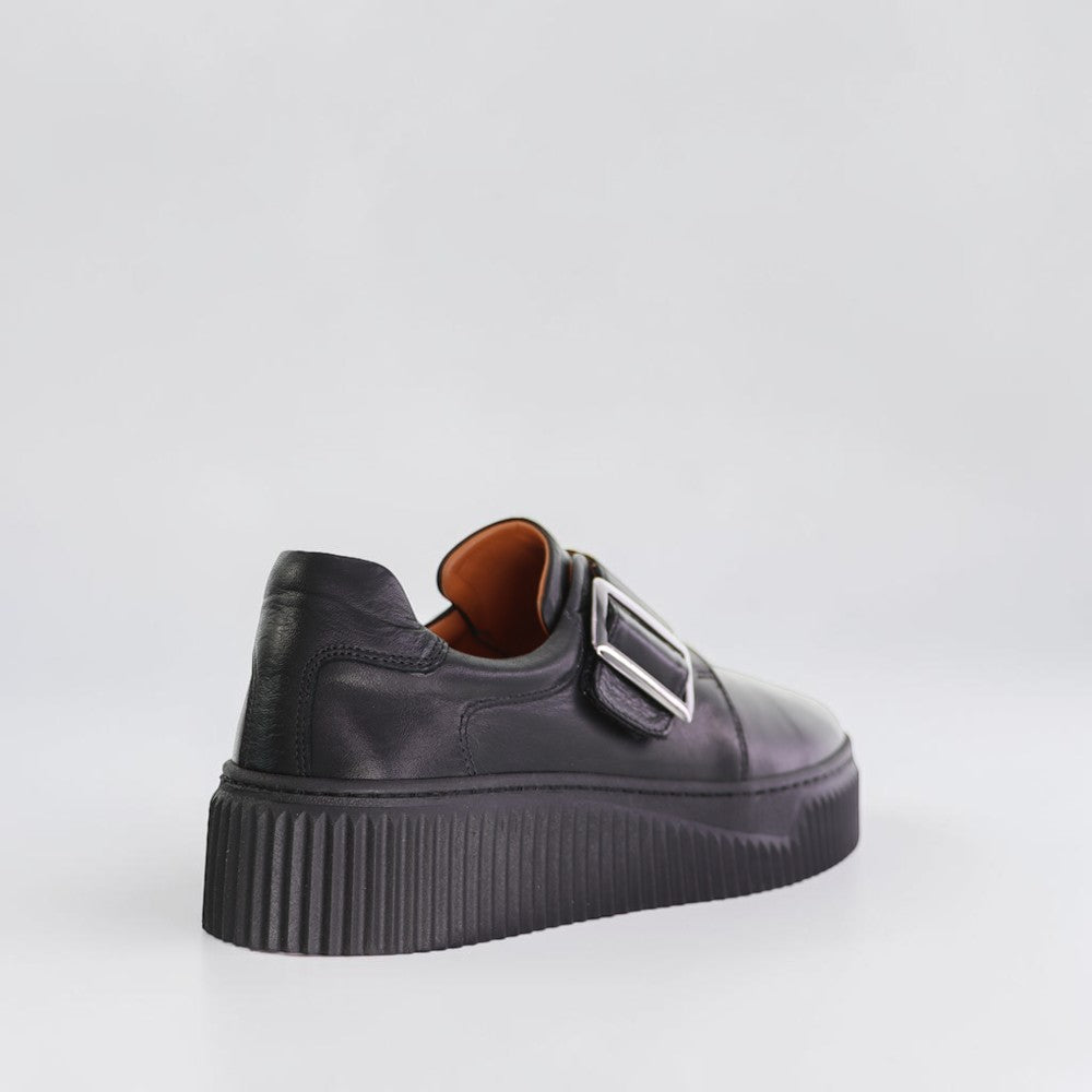 Black Le Sansa Philia sneakers featuring sleek design and comfortable fit, shown on a neutral background.