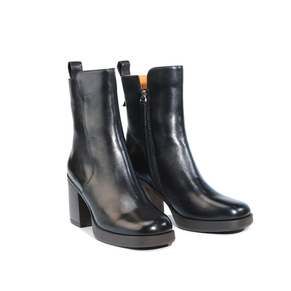 Black EOS KATT boots with sleek design and sturdy soles, showcasing ankle-high style and modern craftsmanship.