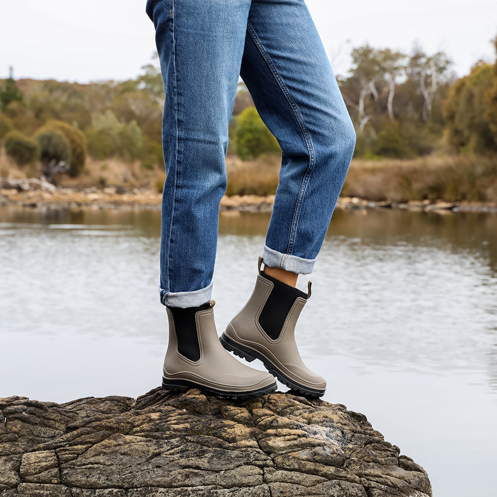 LOS CABOS Amelia khaki boots featuring a stylish ankle design with a sleek silhouette and comfortable sole.