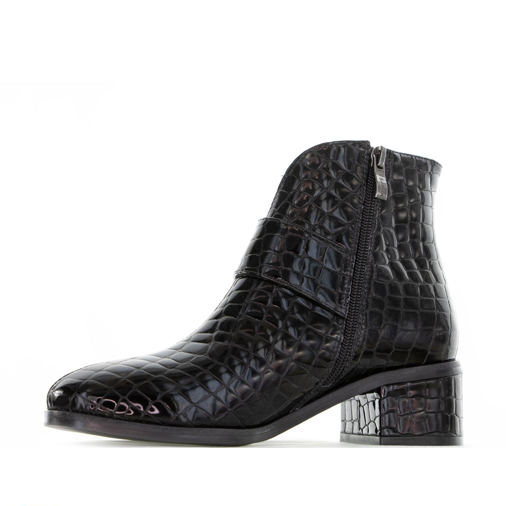 Le Sansa Andy Black Print boots featuring a stylish black croc pattern and sleek design.