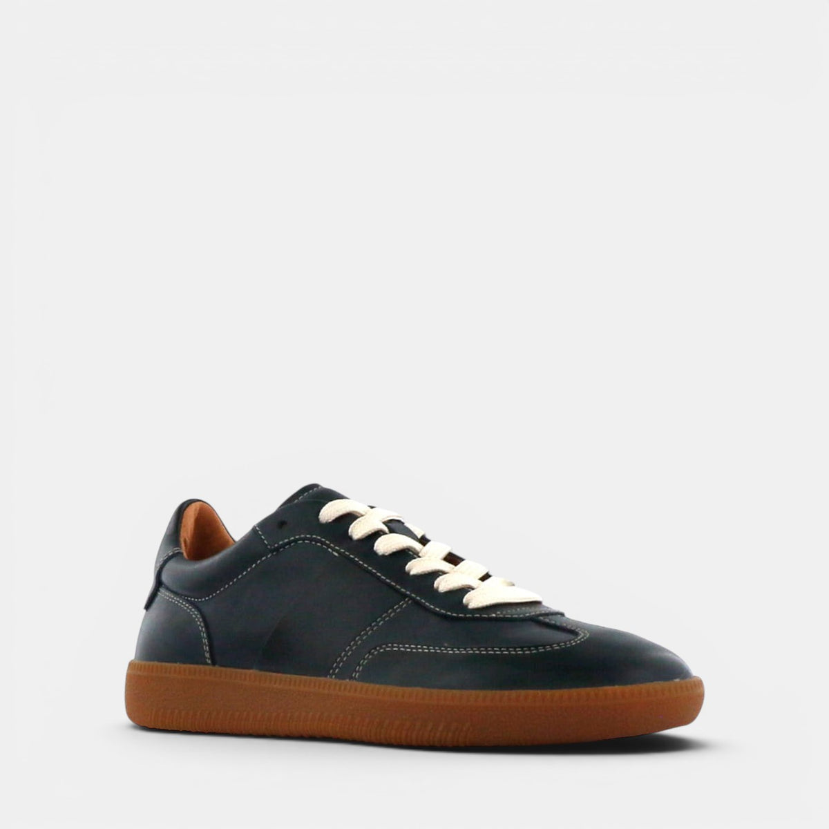 Eos Antigo Navy sneakers with navy blue uppers and white soles, casual low-top design for everyday wear.