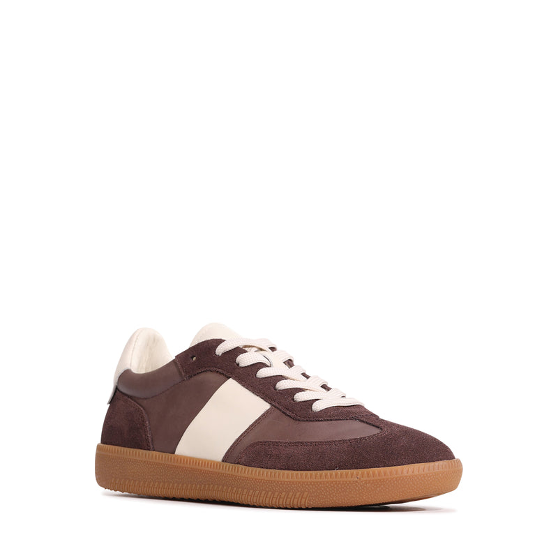 EOS Antigo Choco sneakers in cacao color with stylish design, featuring comfortable laces and a trendy casual look.