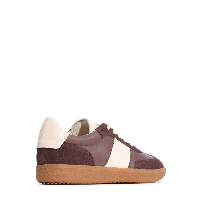 EOS Antigo Choco sneakers featuring a stylish cacao-colored design with comfortable laces and a sporty sole.