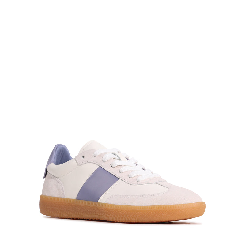 Eos Antigo White sneakers with clean white design, featuring sleek laces and modern style for casual wear.
