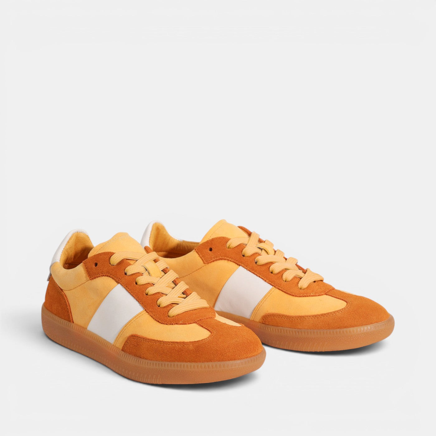 EOS Antigo Yellow sneakers with yellow and white color blocking, featuring a sleek design and comfortable fit.