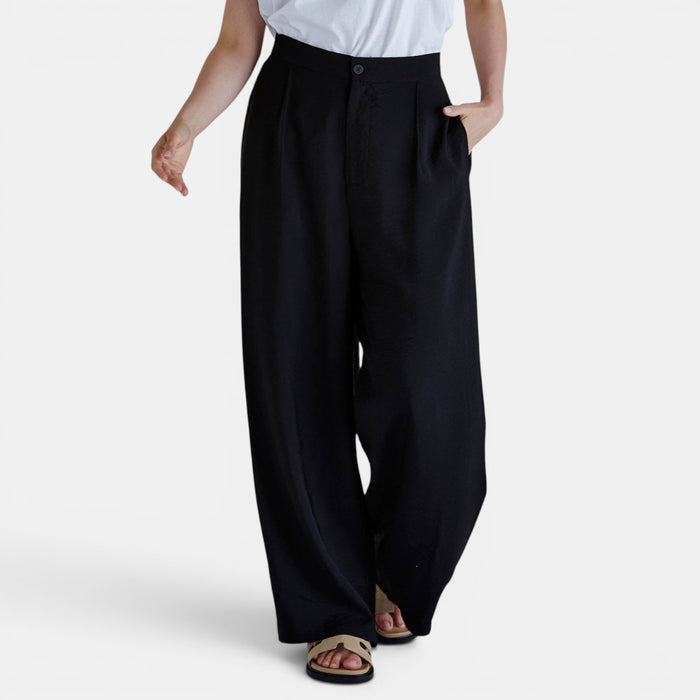Black Betty Basics Zanter pants, stylish and comfortable trousers, displayed on a model with a relaxed fit and modern design.