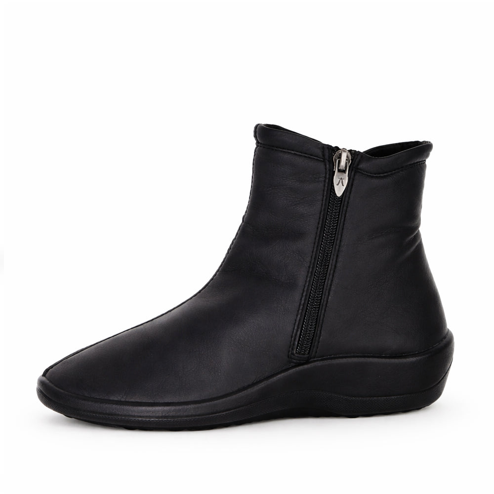 Black Arcopedico Paluma boots with rounded toes and comfortable ankle height, showcasing sleek leather design and sturdy sole.