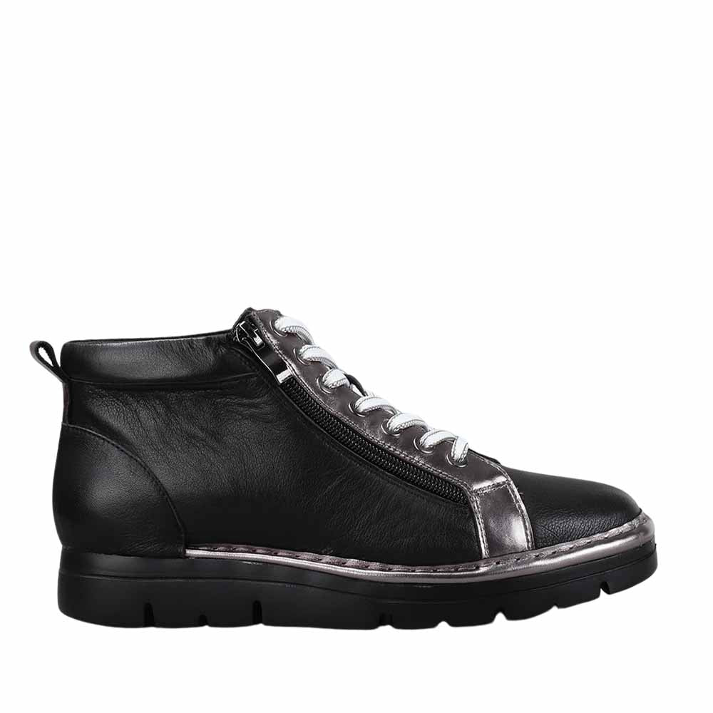 Le Sansa Bobby black pewter boots with sleek design and rounded toe, made of smooth leather for a stylish look.