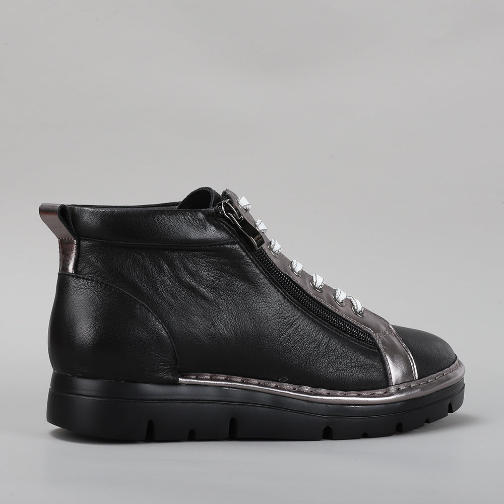 Le Sansa Bobby black pewter boots with sleek leather design and ankle height, featuring a modern, stylish look.