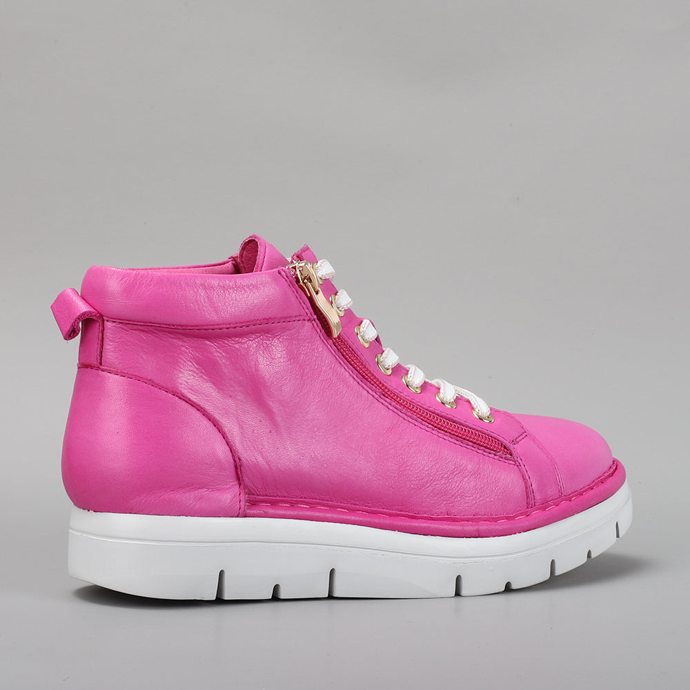 LE SANSA Bobby hot pink boots with sleek design and pointed toes, displayed on a plain background.