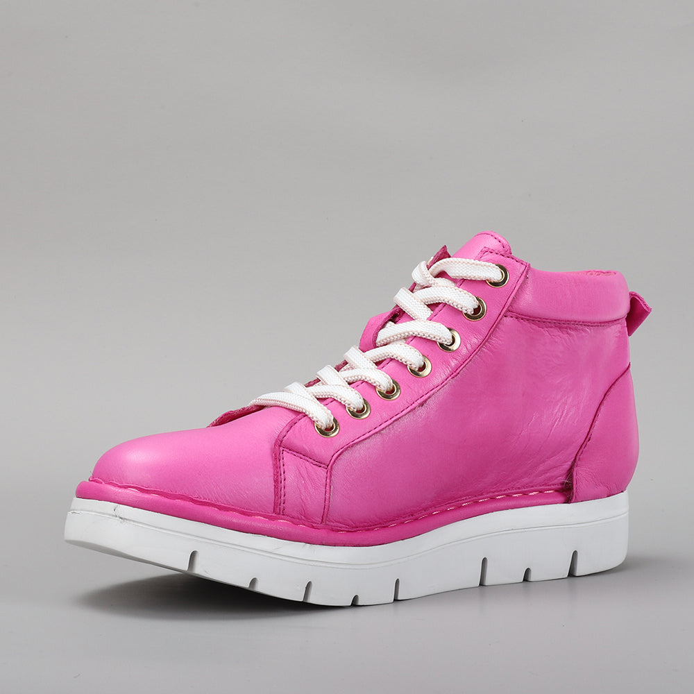 LE SANSA Bobby hot pink boots with sleek design and rounded toes, displayed on a neutral background.