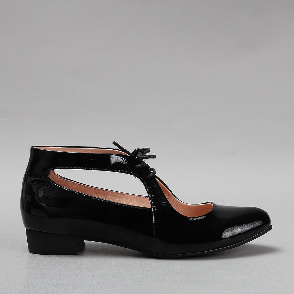 Black patent LE SANSA BOSS sandals with sleek design and open toe, perfect for casual or chic summer wear.
