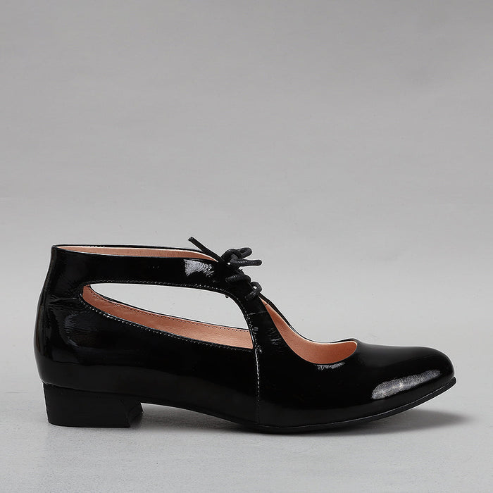 Le Sansa Boss black patent sandals featuring sleek glossy finish and stylish open-toe design for casual or dressy wear.