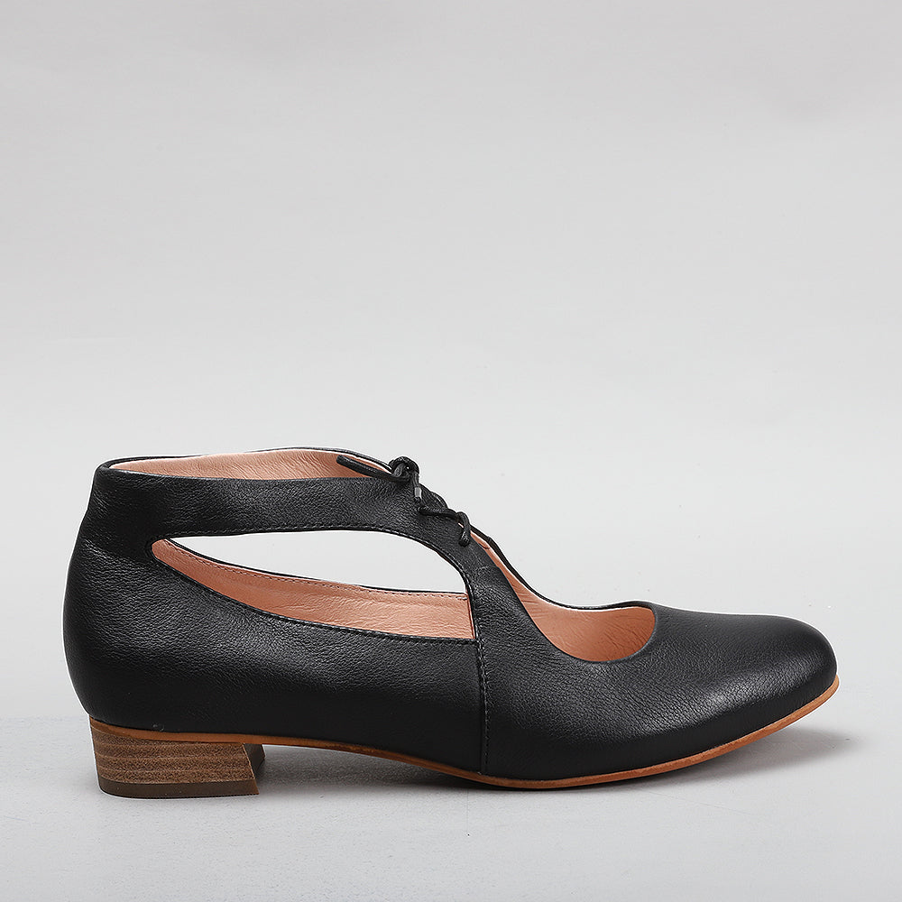Le Sansa Boss Black sandals shown from the side, featuring black straps and a comfortable design suitable for casual wear.
