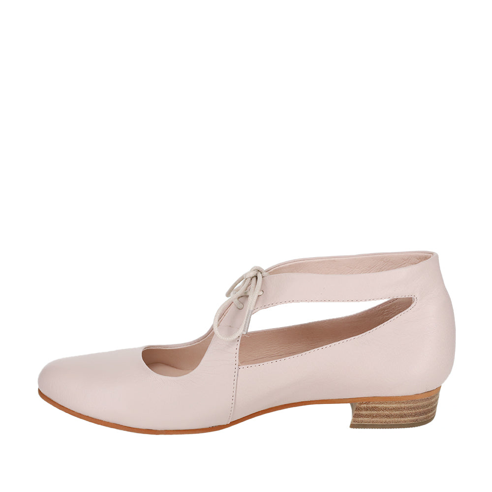 Le Sansa Boss Blush sandals with stylish blush pink straps and comfortable flat sole, perfect for casual wear.