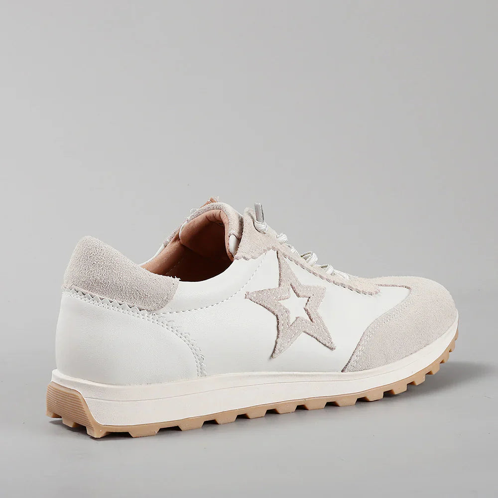 CC RESORTS BOSTONY02 beige sneakers with white laces and rubber soles, displayed on a neutral background.