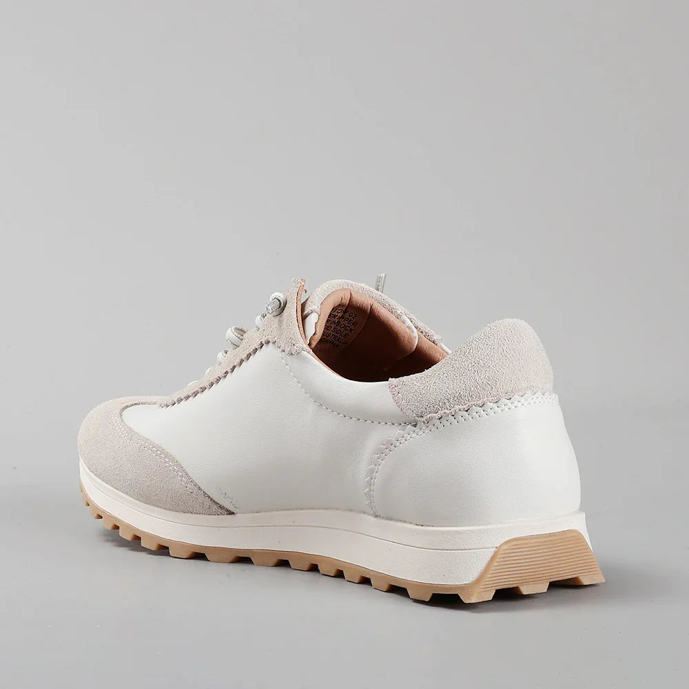 CC RESORTS BOSTONY02 beige sneakers with white soles and casual design, displayed on a neutral background.