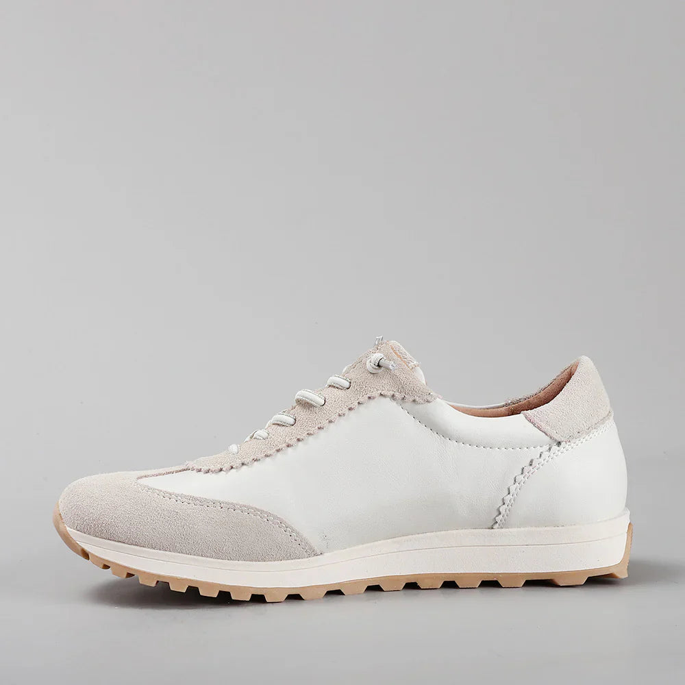 CC RESORTS BOSTONY02 beige sneakers with stylish design and lace-up closure, shown from a side angle.