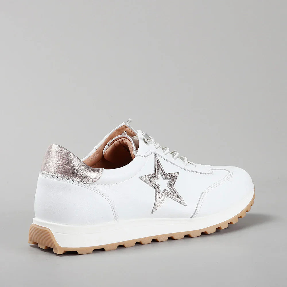 CC RESORTS BOSTONY02 white and champagne sneakers with sleek design and comfortable fit, displayed on a neutral background.