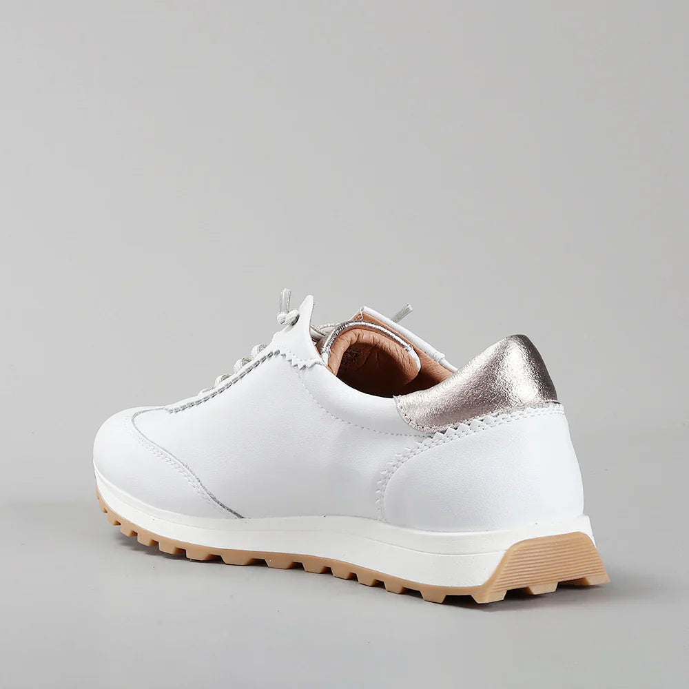 White and champagne CC RESORTS BOSTONY02 sneakers with stylish design and comfortable fit, shown from a side angle.