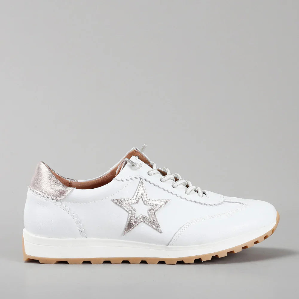CC RESORTS BOSTONY02 white and champagne sneakers shown from a side view, showcasing the stylish design and color details.