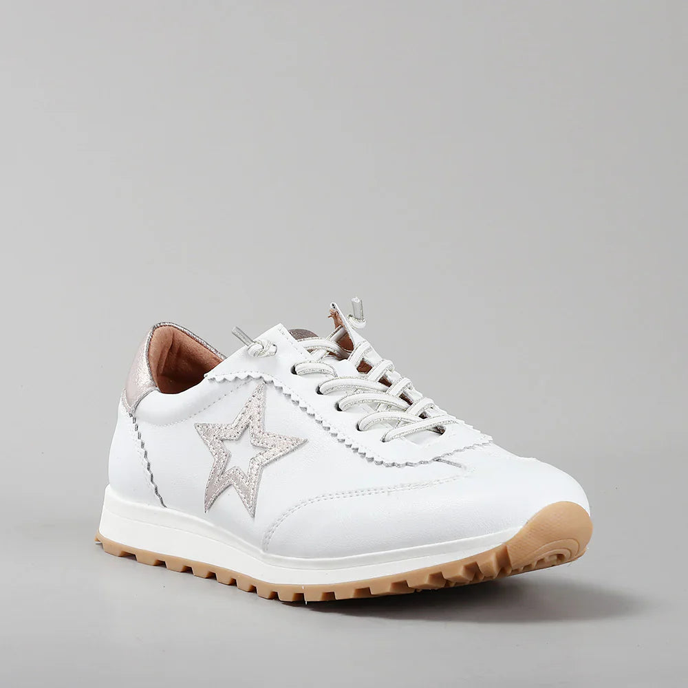 CC RESORTS BOSTONY02 white and champagne sneakers featuring a sleek design and comfortable fit, shown in a product image.