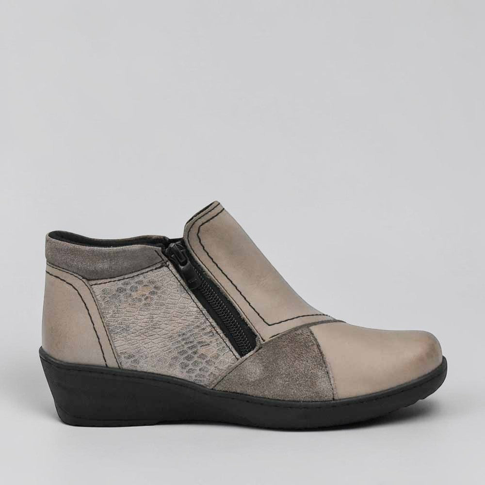 CABELLO CP462-18 taupe boots with rounded toe and block heel, featuring smooth leather finish and ankle-high design.