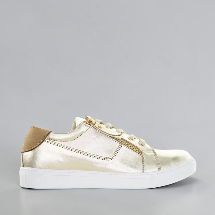 Golden CABELLO EG520 sneakers with stylish design, featuring white soles and sleek branding for a modern look.
