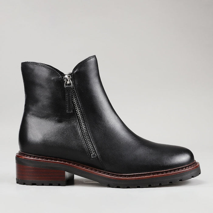 Black LE SANSA Cayla boots with side zipper and sleek design, perfect for stylish and comfortable footwear.