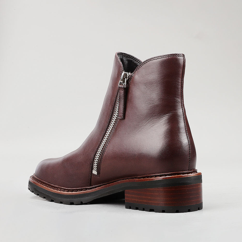 Le Sansa Cayla Choco boots with a sleek design, featuring rich chocolate brown leather and stylish ankle height.