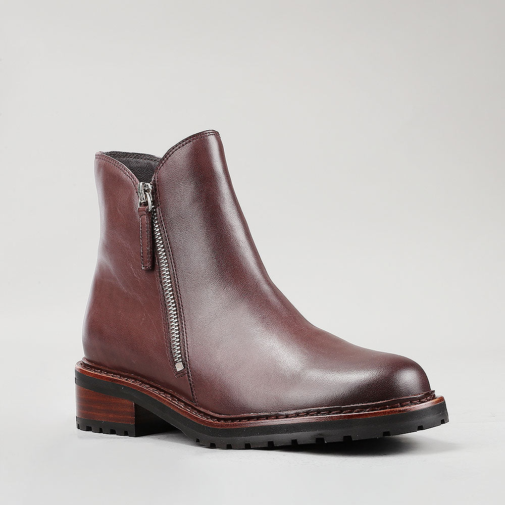 Le Sansa Cayla chocolate boots featuring sleek black leather and stylish ankle design, perfect for fashionable winter wear.