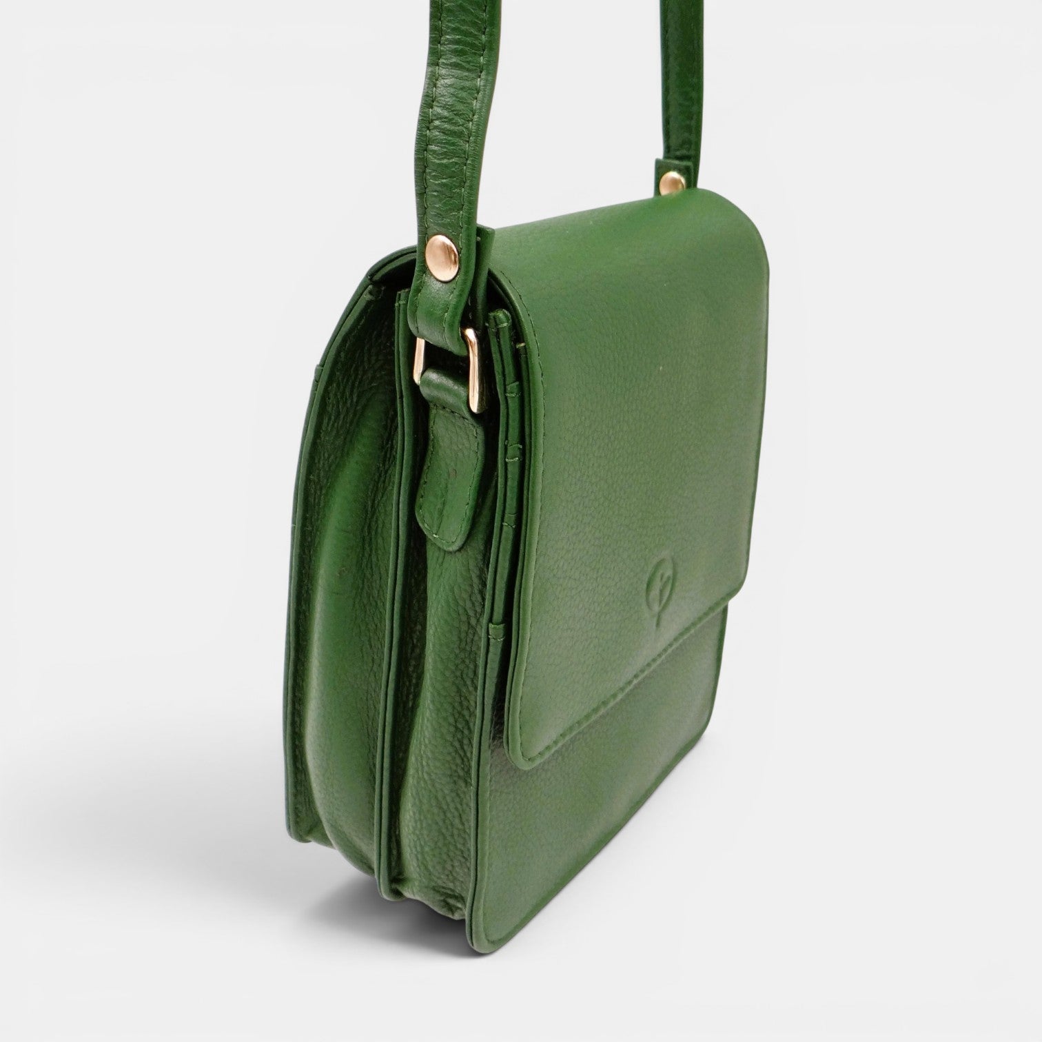 Second Nature CB6 Monstera handbag featuring a stylish tropical leaf design in natural tones.