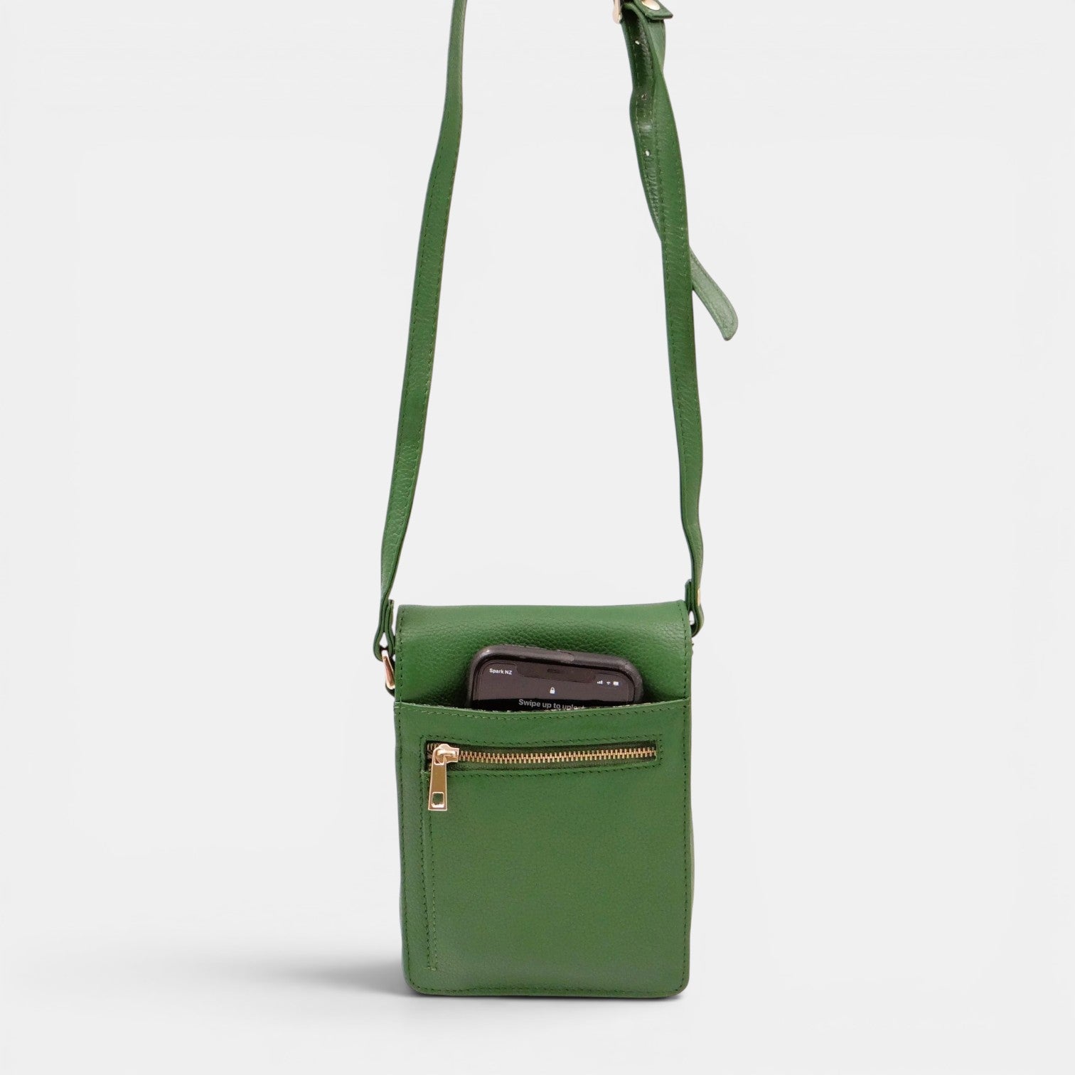 Second Nature CB6 Monstera handbag showing a stylish handbag with Monstera leaf pattern and natural leather details.