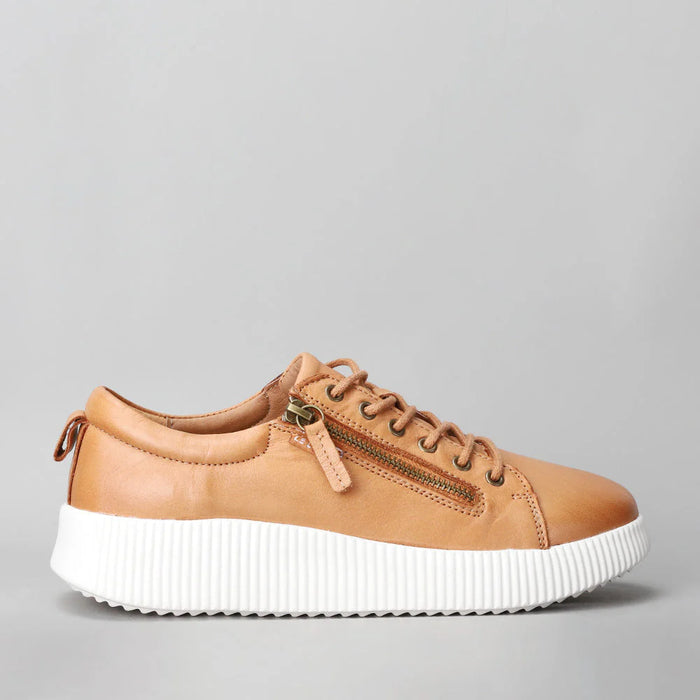 Le Sansa CLARA TAN sneakers featuring a tan leather upper and stylish design, perfect for casual wear.