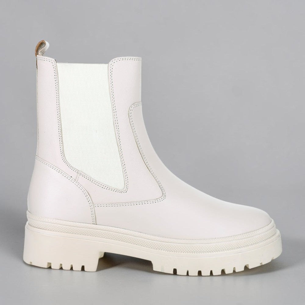 LE SANSA COOMA off-white boots with side zipper and chunky sole, stylish and versatile footwear for casual or dressy outfits.