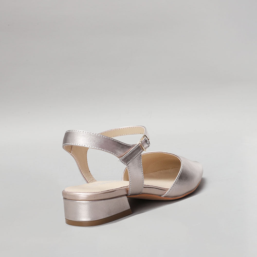 Le Sansa Coralie Champagne sandals featuring sleek straps and a stylish design, perfect for summer or casual wear.
