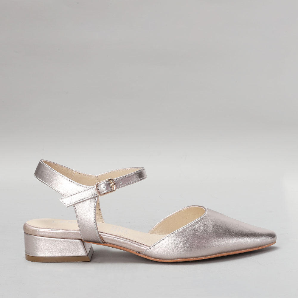 Le Sansa Coralie Champagne sandals with beige straps and low heel, displayed from a side view.